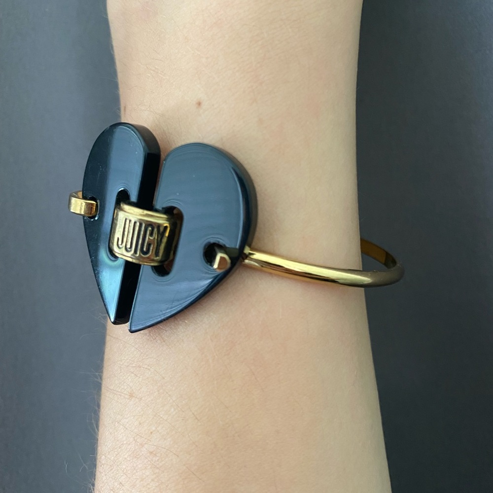 Juicy Couture Gold Bangle Black Heart 2 sided Clasp 🖤✨